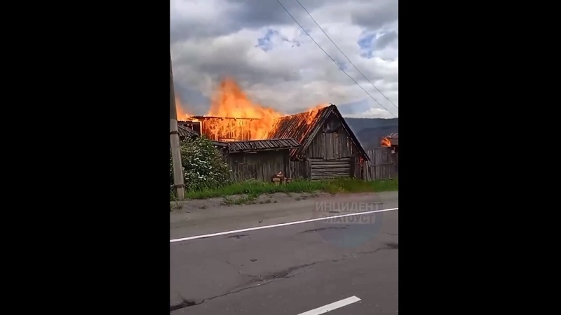 В Челябинской области огонь уничтожил два жилых дома