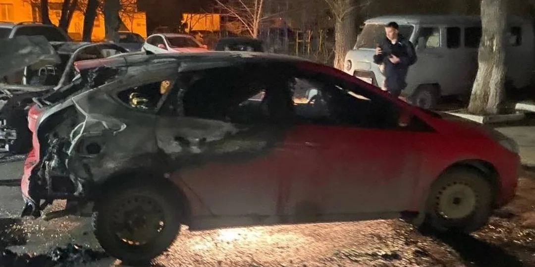 Спалившего две иномарки на парковке челябинца задержали полицейские*1