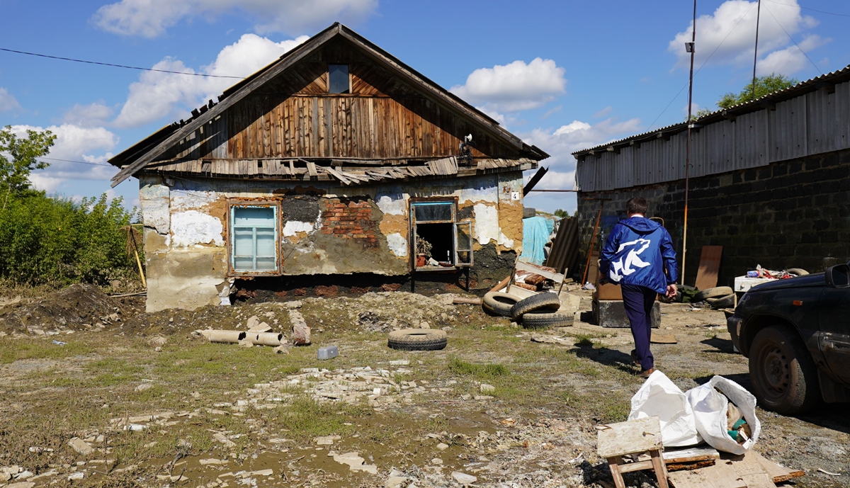 «Единая Россия» передала гумпомощь пострадавшим от подтопления жителям Еманжелинска*