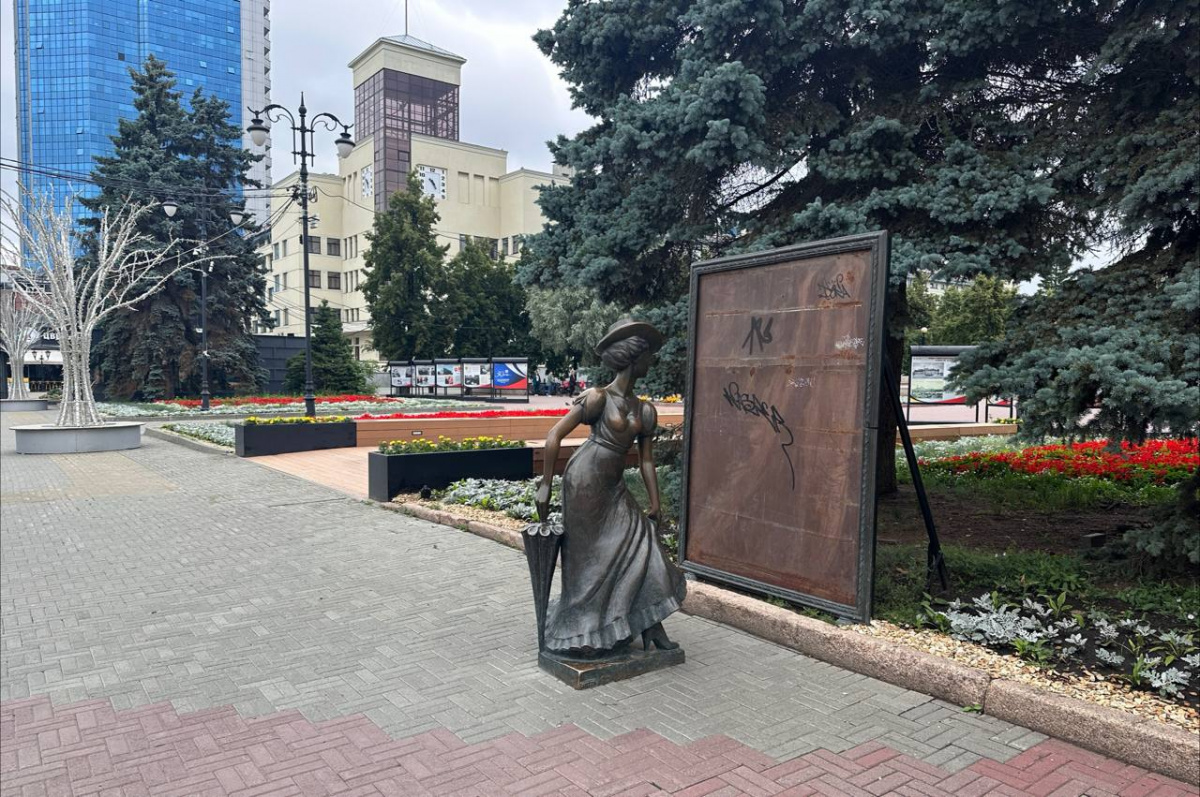 Вандалы разгромили скульптуру на главной пешеходной улице Челябинска*1