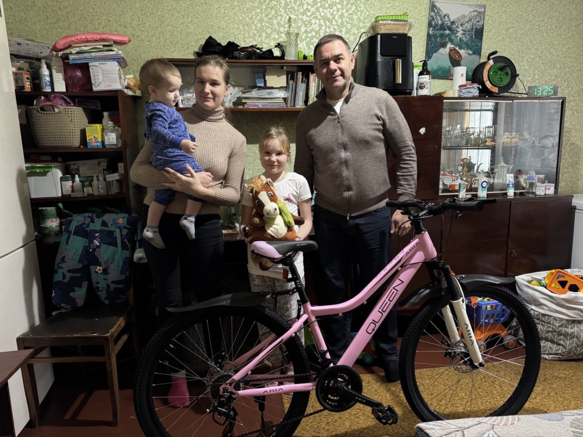 Губернатор Алексей Текслер исполнил мечту девочки из Ясиноватой*1