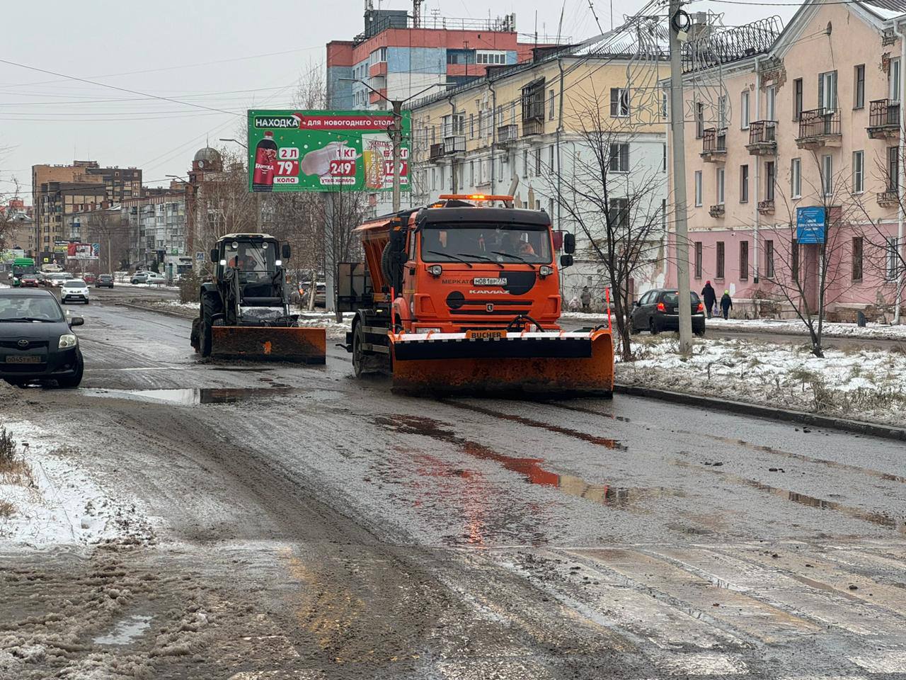 В Копейске убирают дороги после коммунального потопа *