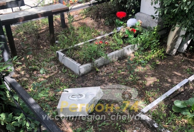 В Челябинске вандалы разгромили кладбище
