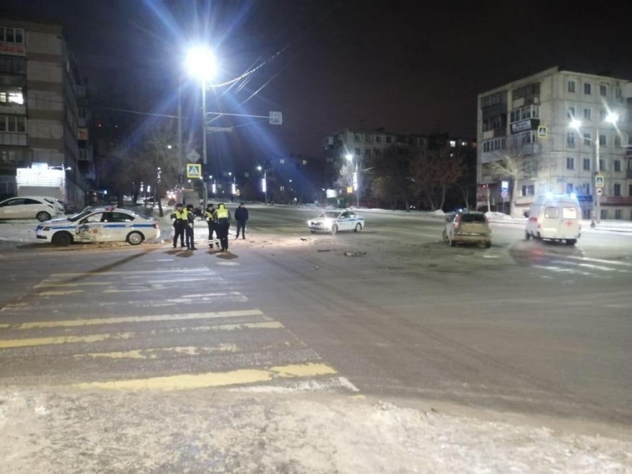 Автомобиль ДПС попал в аварию из-за пьяной гонщицы в Челябинске