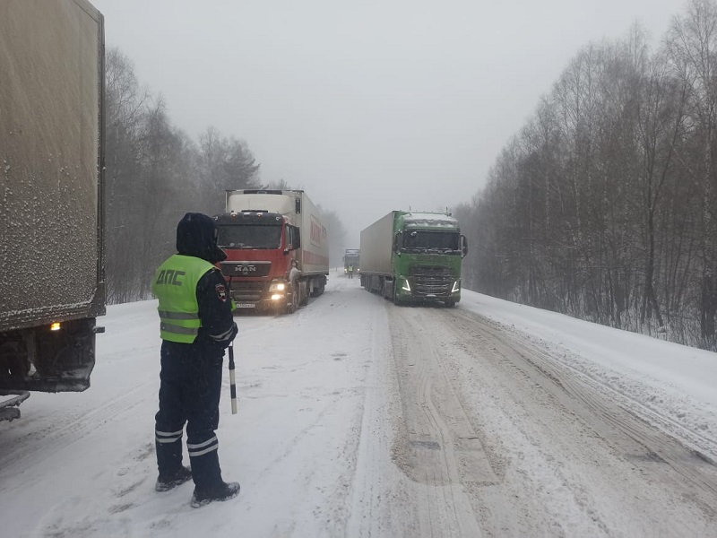 Снегопад привел к закрытию трассы М-5 в Челябинской области