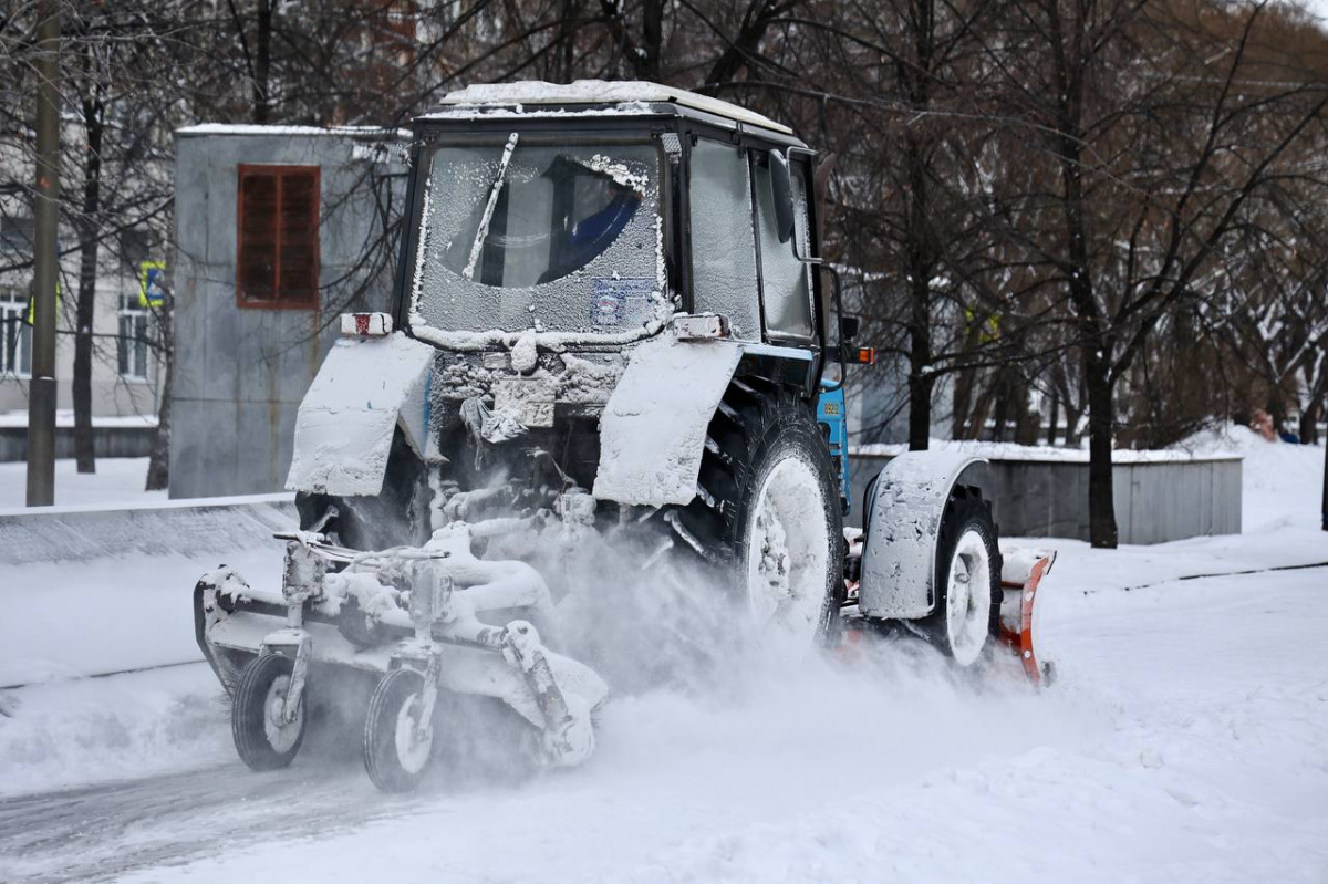 В Челябинске на уборку снега вышли 249 машин и более 500 рабочих*