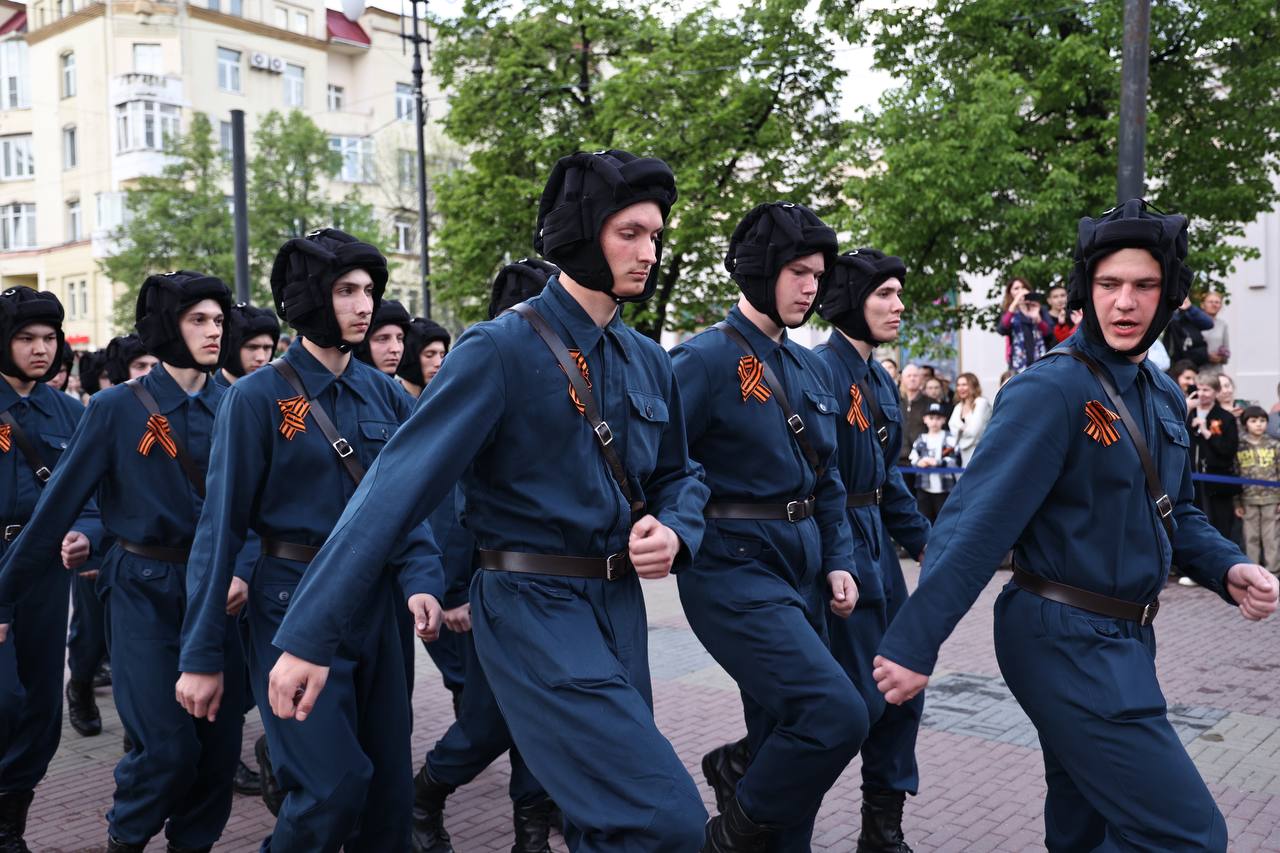 Челябинцы воспроизвели отправку добровольцев-танкистов на фронт ВОВ