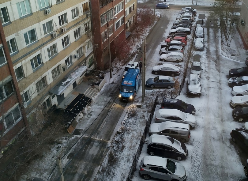 В Челябинске полицейский УАЗик врезался в грузовик с водой