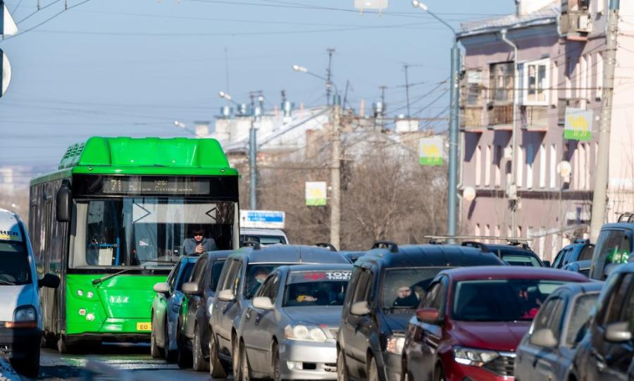 Два человека пострадали после резкого торможения автобуса в Челябинске*1