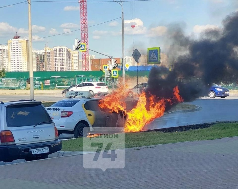 На северо-западе Челябинска сгорел автомобиль такси