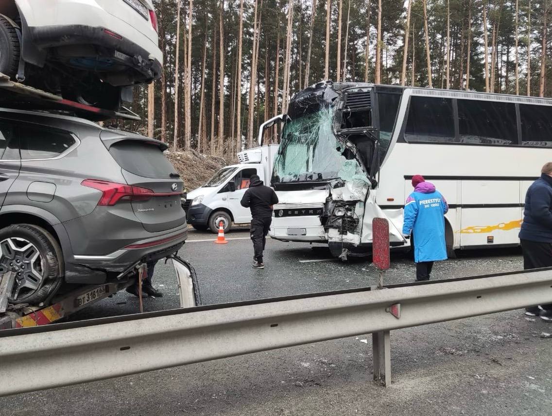 Полный детей автобус врезался в автовоз под Миассом: есть пострадавшие*