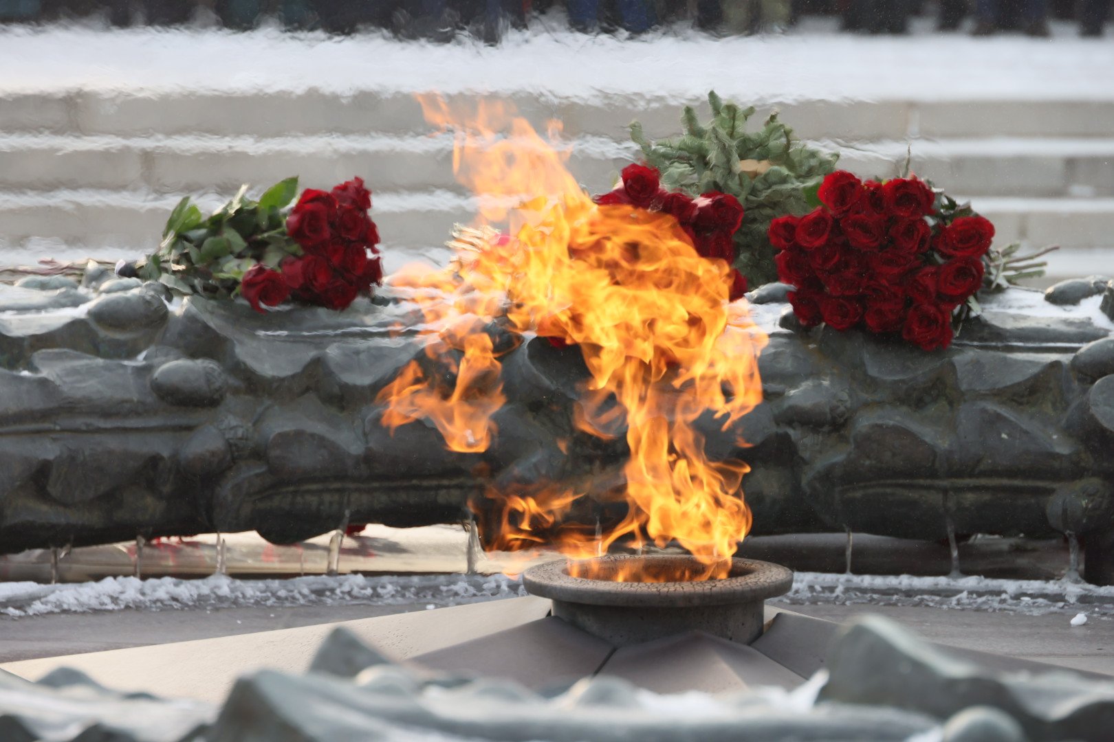 Губернатор Алексей Текслер возложил цветы к Вечному огню в Челябинске