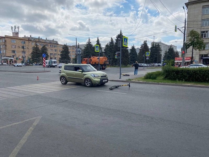 В центре Челябинска девушка на электросамокате попала под колеса иномарки