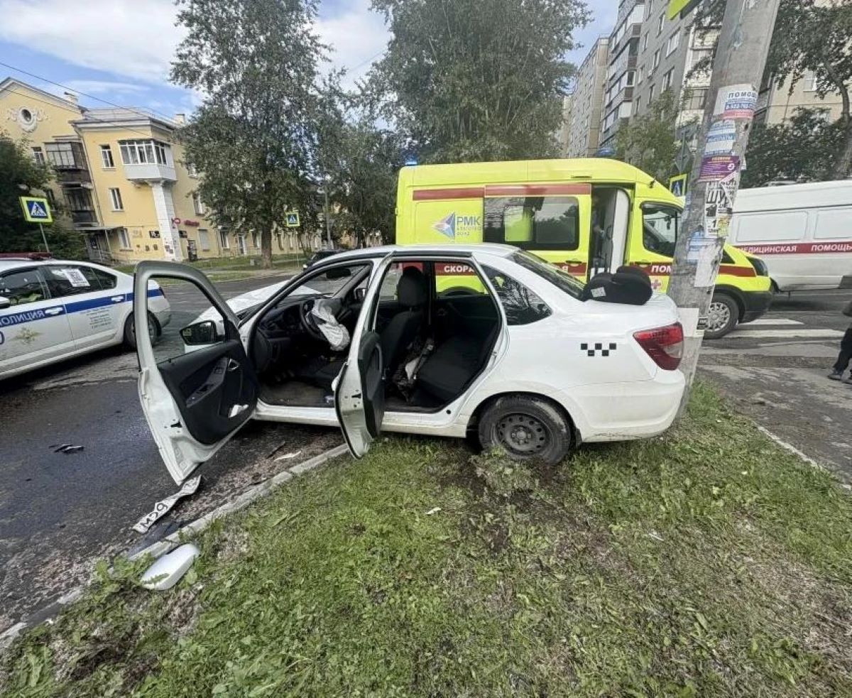 Две женщины и ребенок пострадали в ДТП с автомобилем такси в Челябинске*