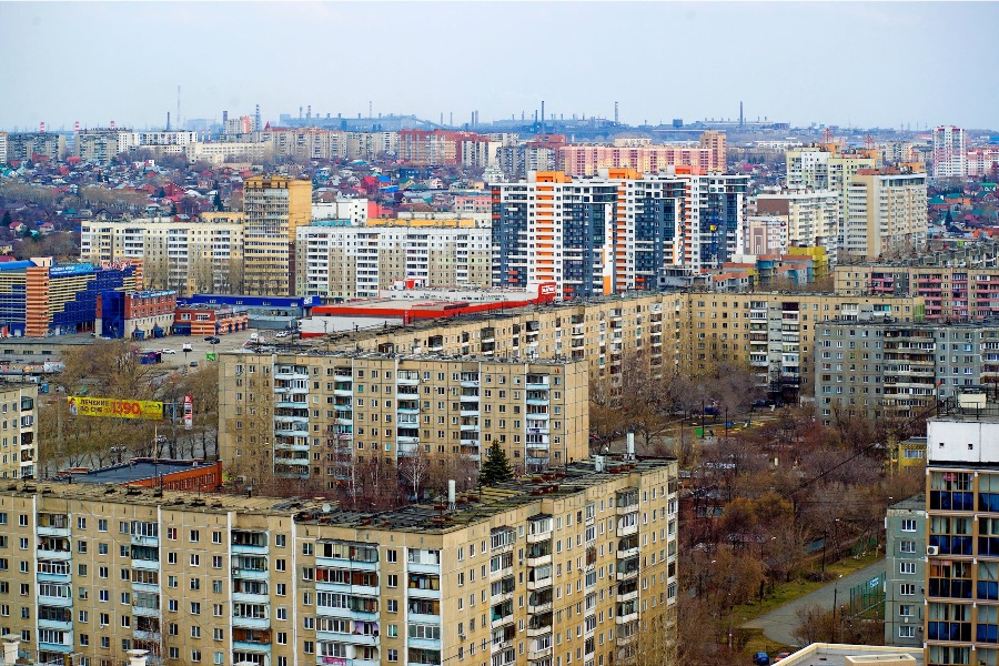 Школьник выжил при падении с балкона 16-этажки в Челябинске*1