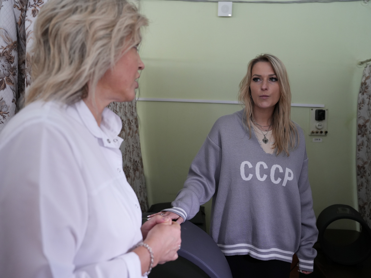Лантратова подарила челябинский свитер «СССР» американскому военному эксперту*