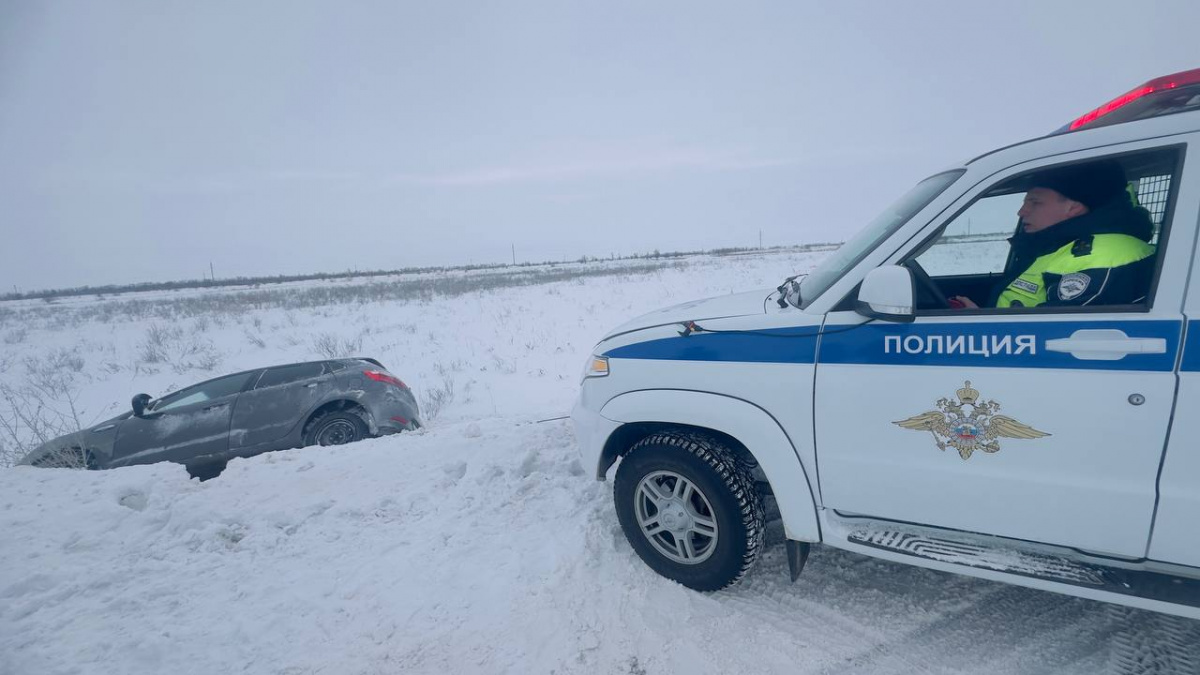 Полиция Челябинской области вытащила застрявший в снегу кроссовер*