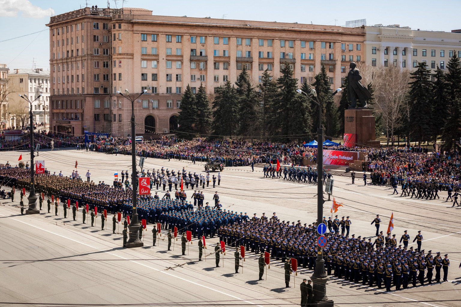 Победа на сегодня челябинск. Площадь революции Челябинск парад Победы. Парад на площади революции Челябинск. Парад на площади революции 9 мая Челябинск. Площадь революции Челябинск 9 мая.