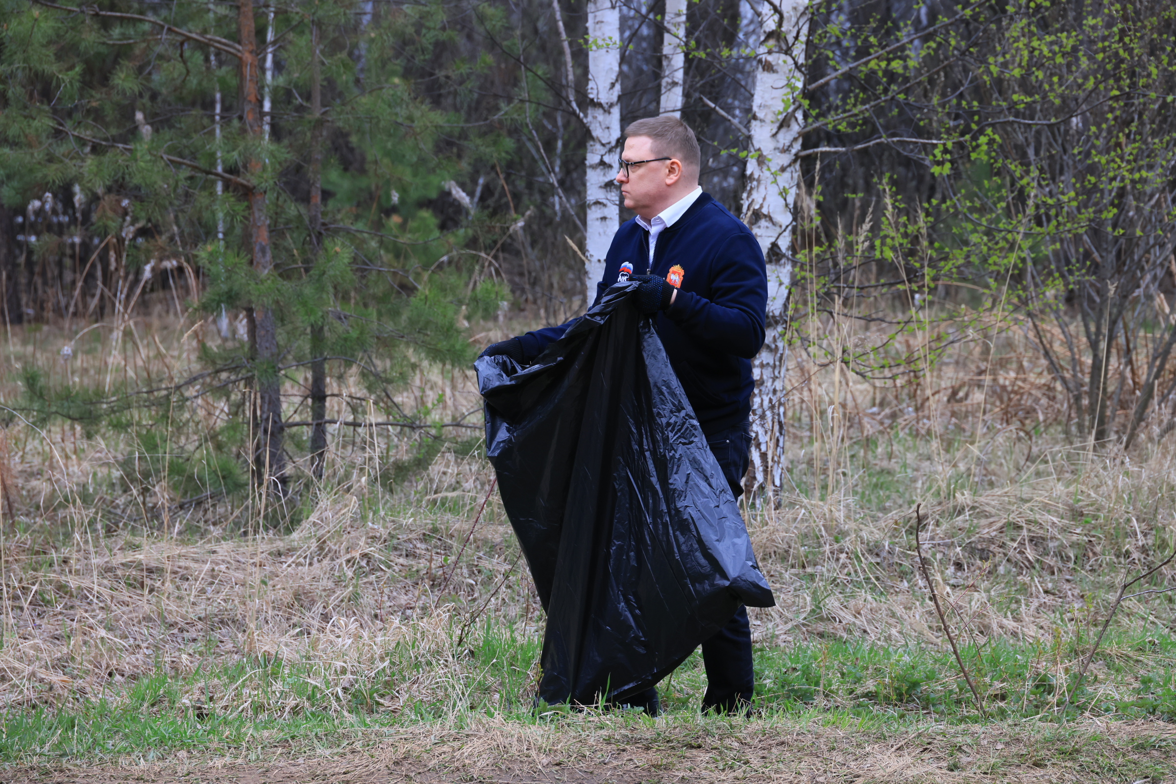 Алексей Текслер помог челябинцам убрать мусор в Экопарке