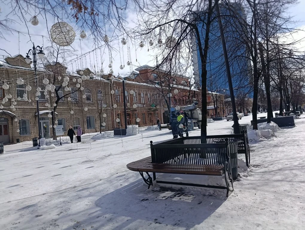 На пешеходной Кировке в Челябинске демонтировали световой потолок*