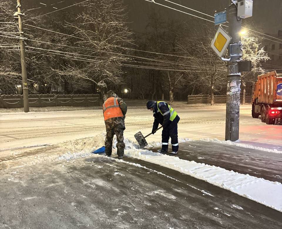 182 единицы техники и 507 дорожных рабочих вывели на уборку снега в Челябинска*