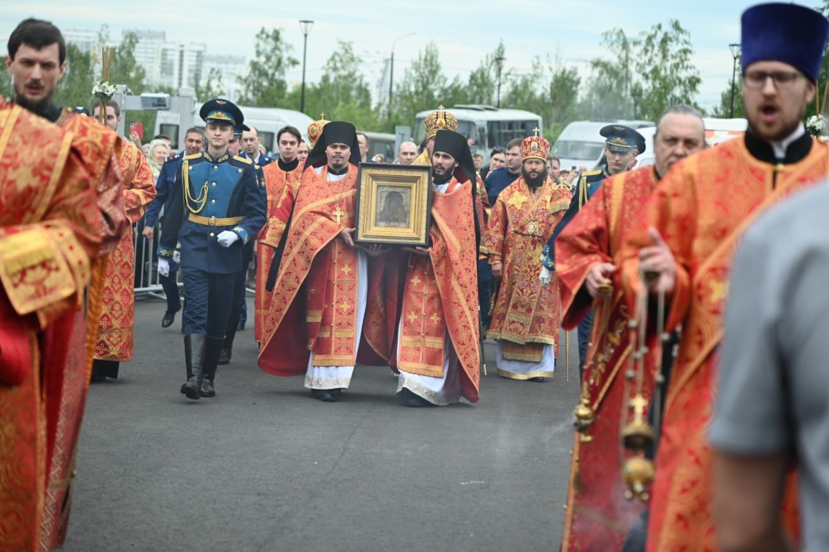 Чудотворную Казанскую икону Божьей Матери доставили в Челябинск*1