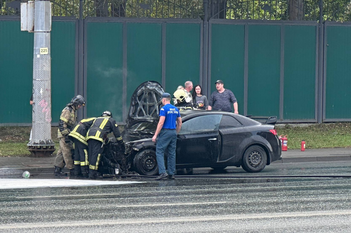 В центре Челябинска на ходу вспыхнул автомобиль*1
