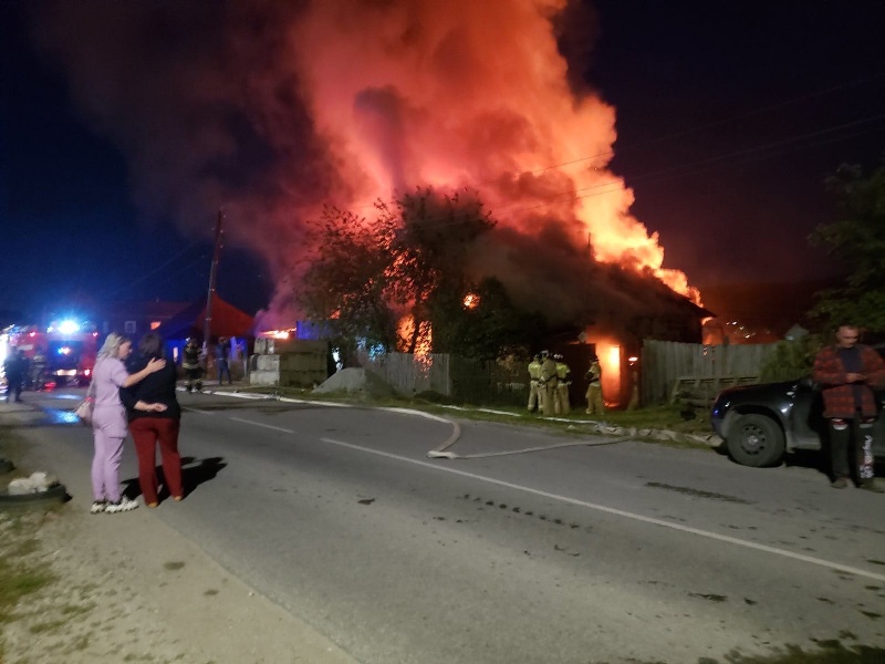 В Миассе два дома охватило пламенем во время крупного пожара