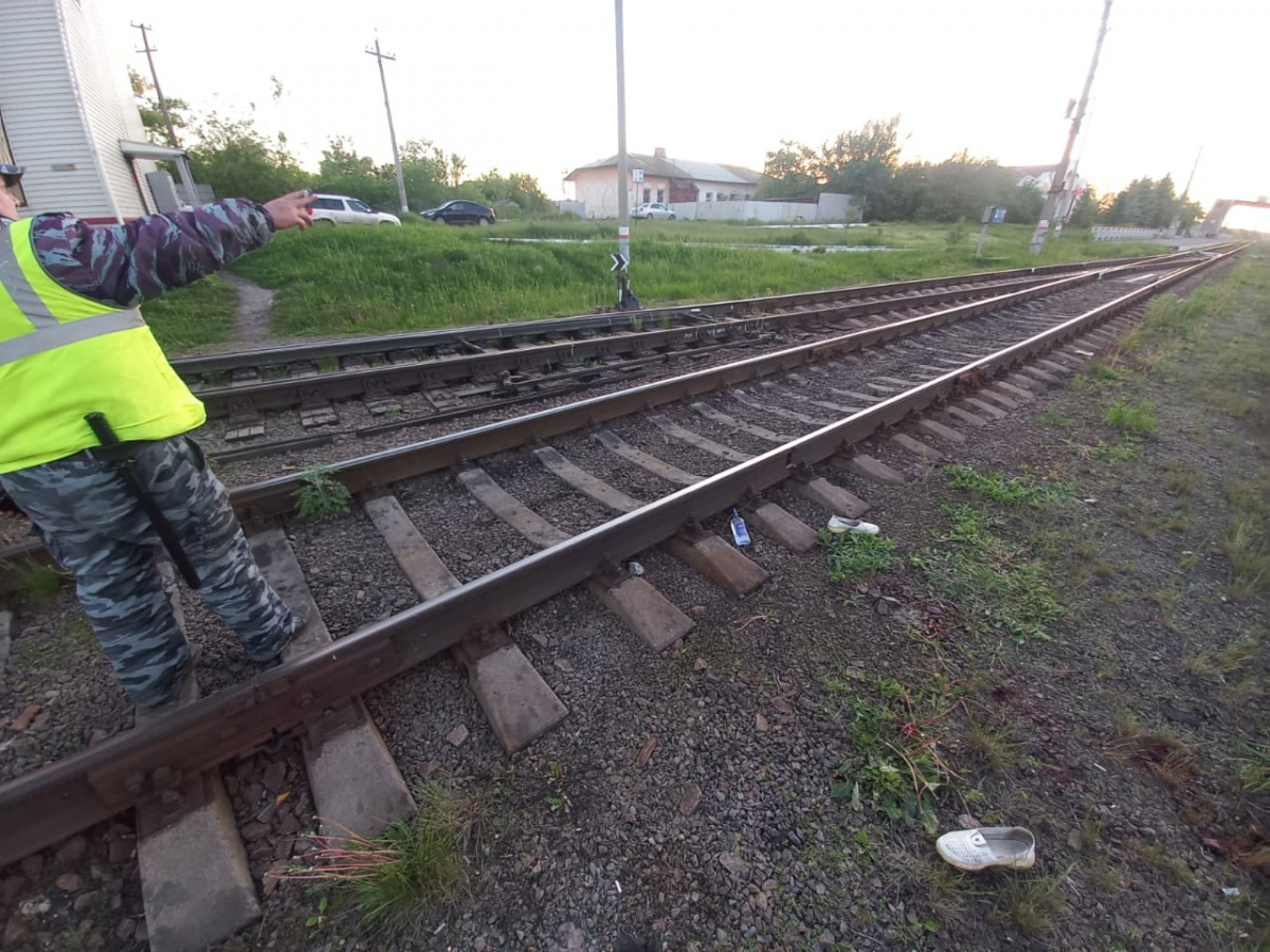 Под Челябинском поезд проехался по женщине, пролезавшей под вагонами*