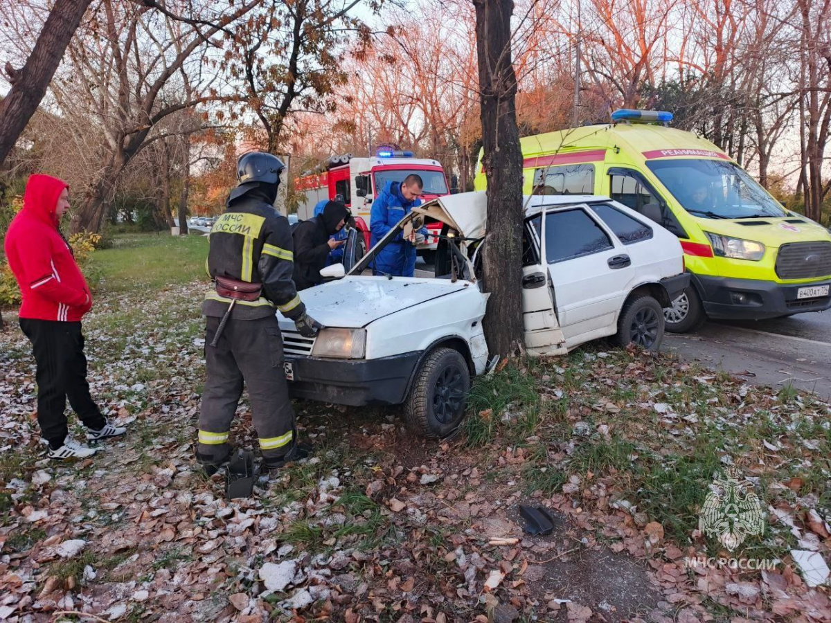 Водитель пострадал при мощном ДТП с деревом в Челябинске*