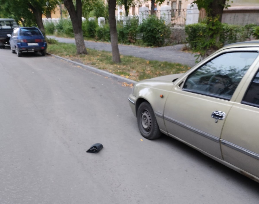 В Магнитогорске вандалы разгромили несколько припаркованных машин