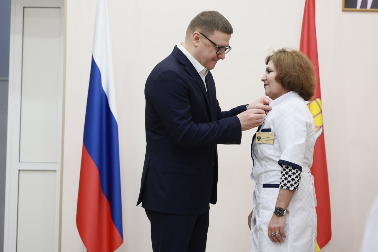 Алексей Текслер посетил военный госпиталь и поздравил бойцов с Новым годом