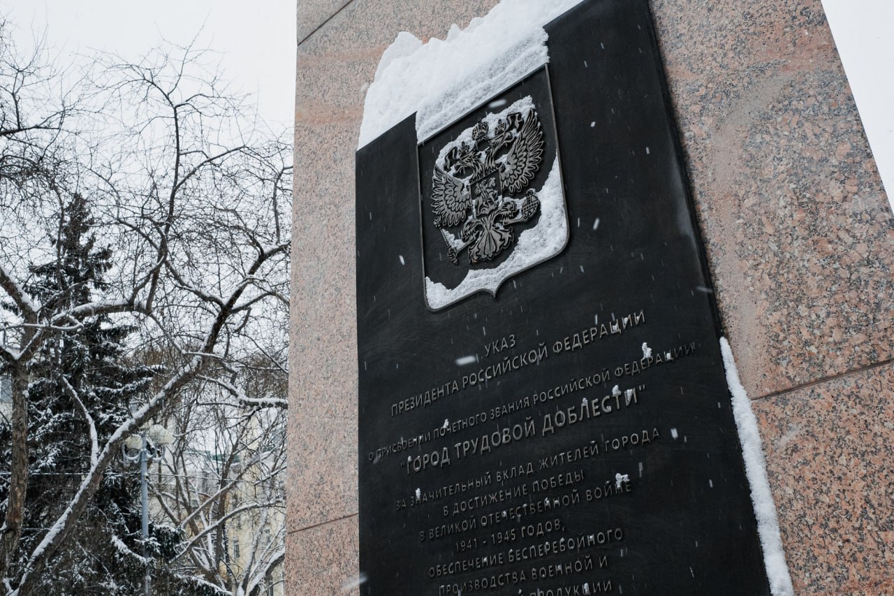 Снежное начало недели: Челябинск превратился в белый мегаполис