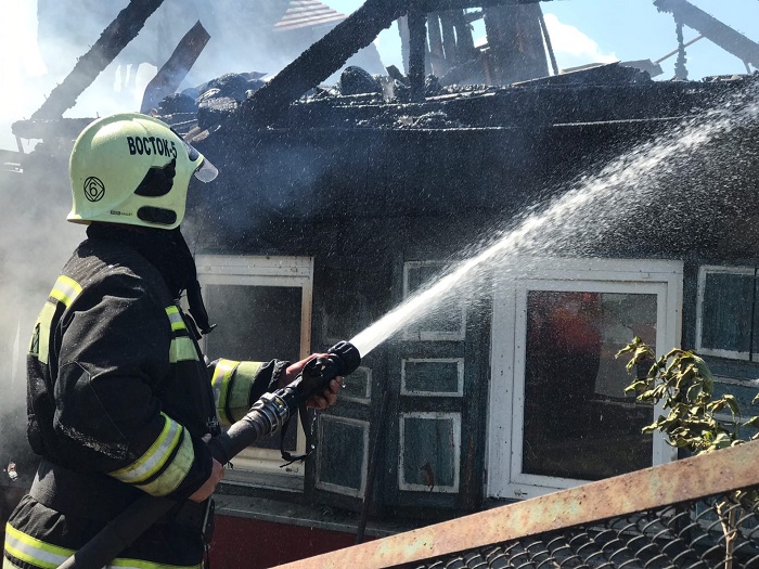 В Копейске пожарные тушат крупное возгорание в частном секторе