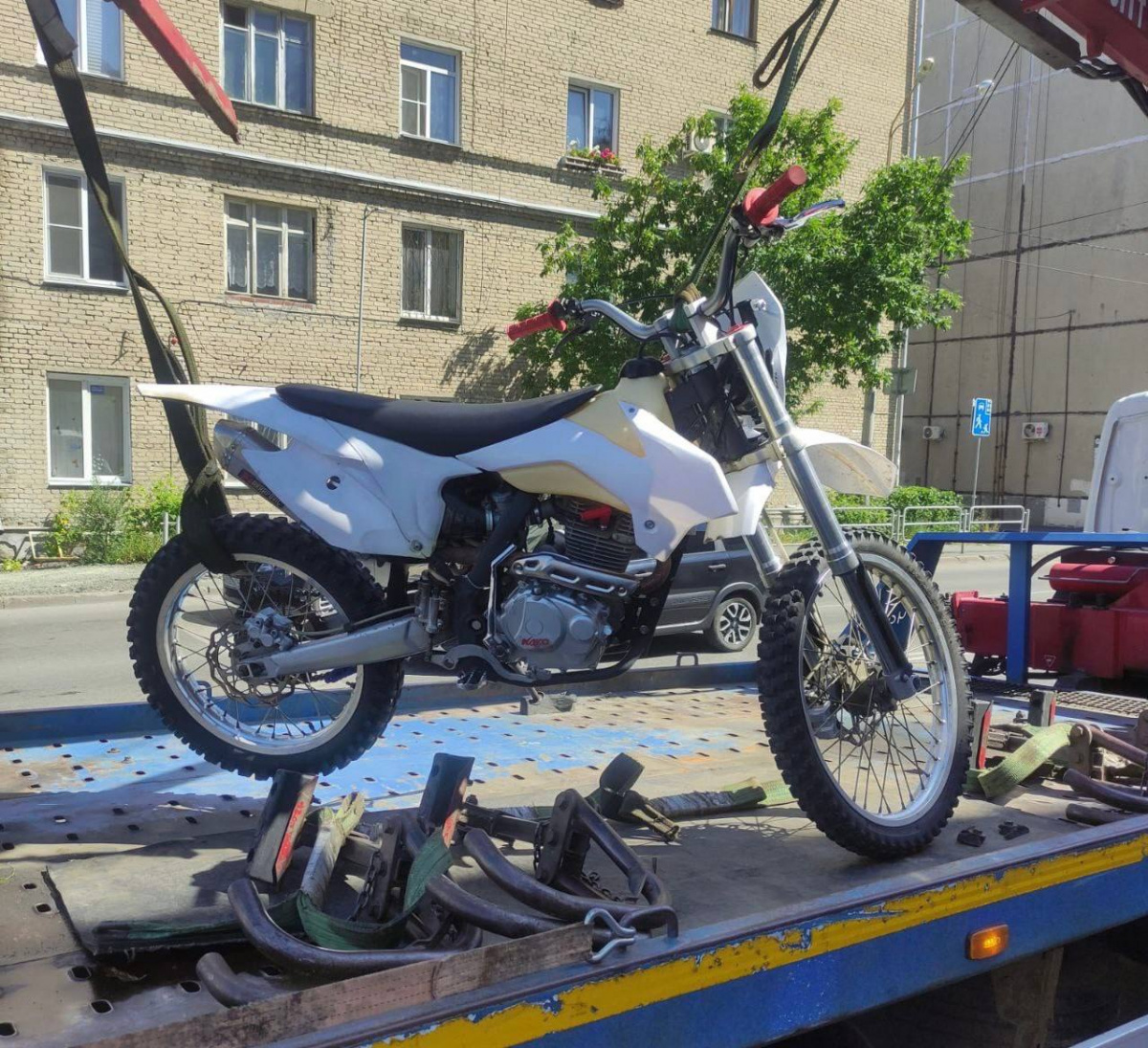 Челябинка попала под уголовку за поездки 16-летнего сына на питбайке*