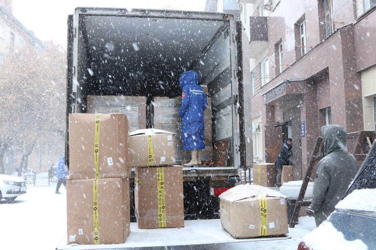 Челябинские единороссы погрузили и отправили фуру с гуманитарной помощью в Курск*