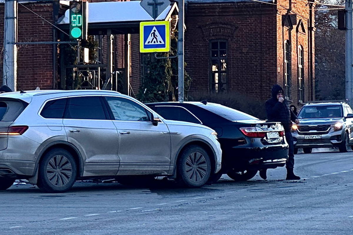 Автомобиль с правительственными номерами попал в аварию в центре Челябинска*