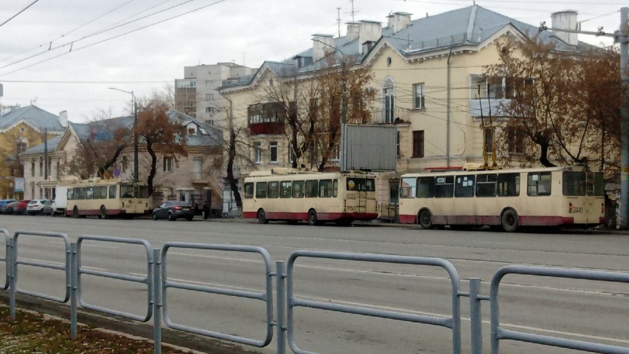 В центре Челябинска встали троллейбусы