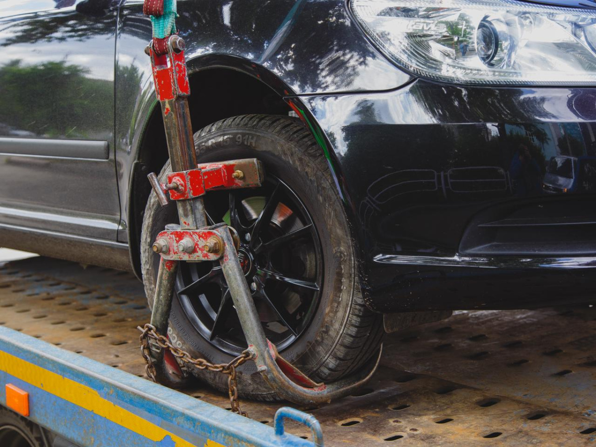 В Копейске судебные приставы забрали четыре автомобиля с придомовых парковок*