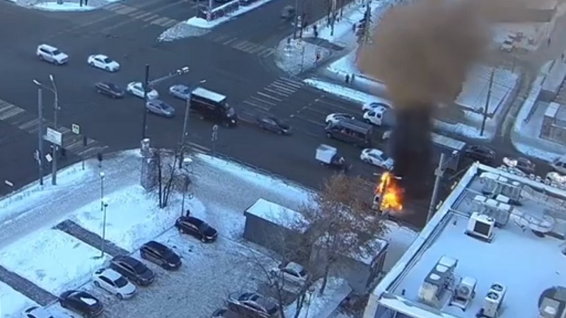 Момент возгорания грузовика в центре Челябинска попал на видео
