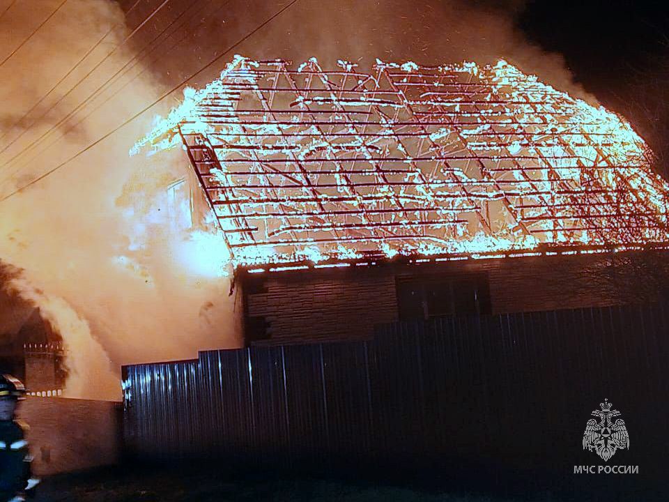 Полицейские спасли женщину-инвалида из горящего дома в Южноуральске*