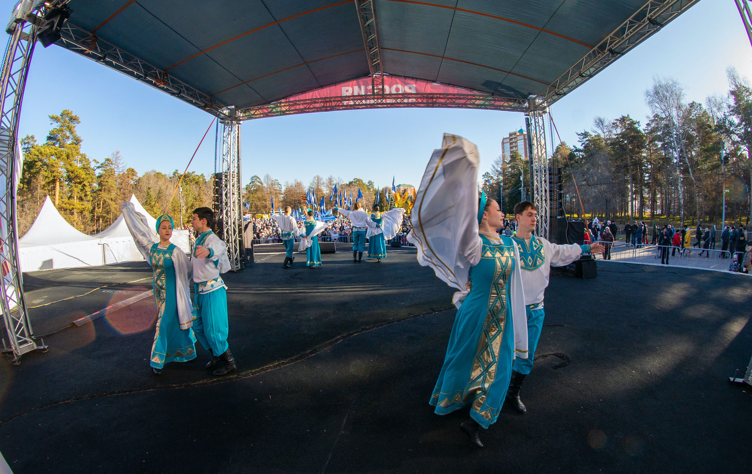 Народными гуляниями отпраздновали День народного единства в Челябинске