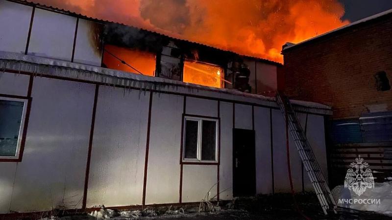 Крупный пожар охватил мебельный цех в Миассе