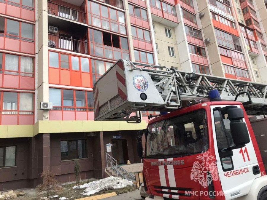 Женщину увезли в больницу после пожара в многоэтажке Челябинска*
