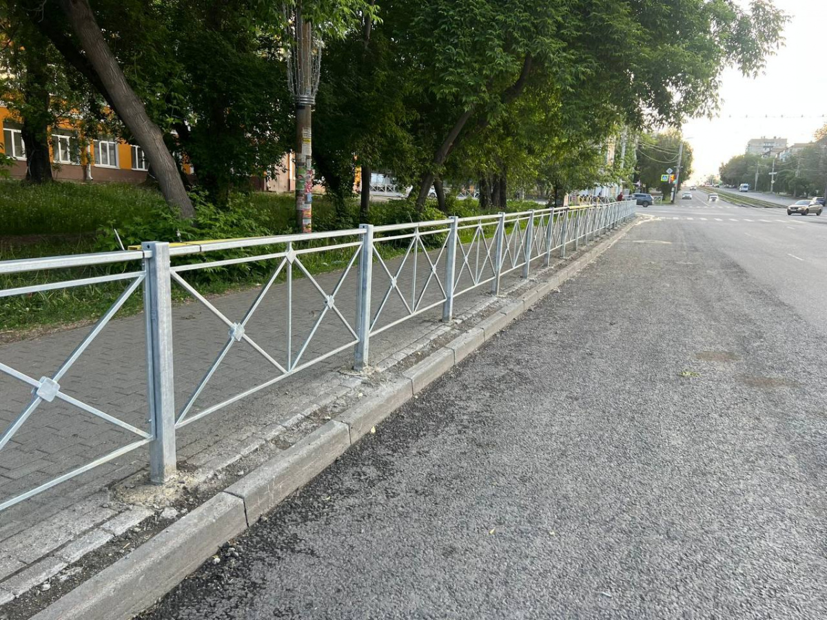 На проспекте Победы в Челябинске установили километры новых ограждений*
