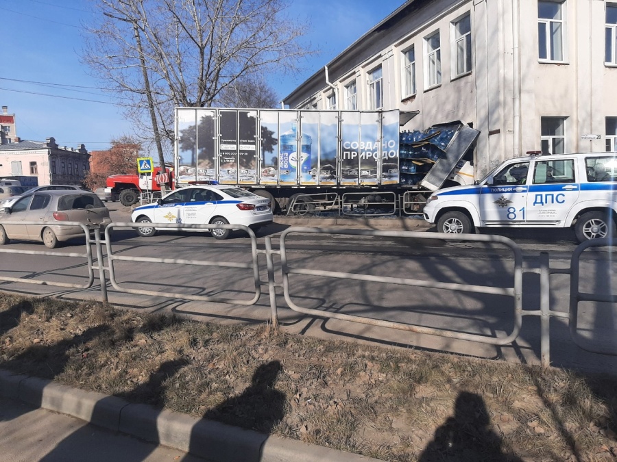 Прокуратура взяла на контроль проверку по наезду КАМАЗа на больницу Миасса