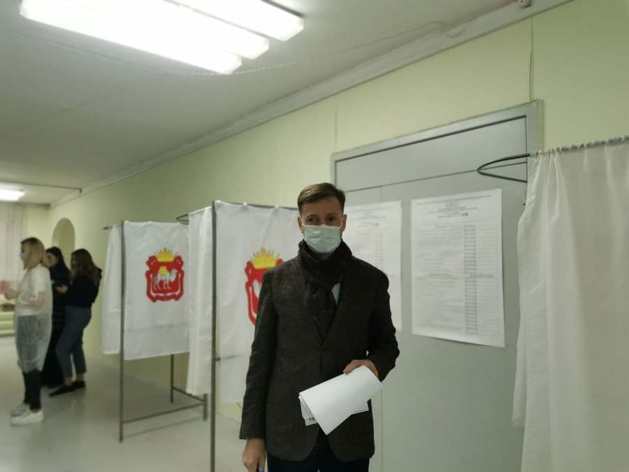 Челябинский министр Юрий Семенов проголосовал с раннего утра