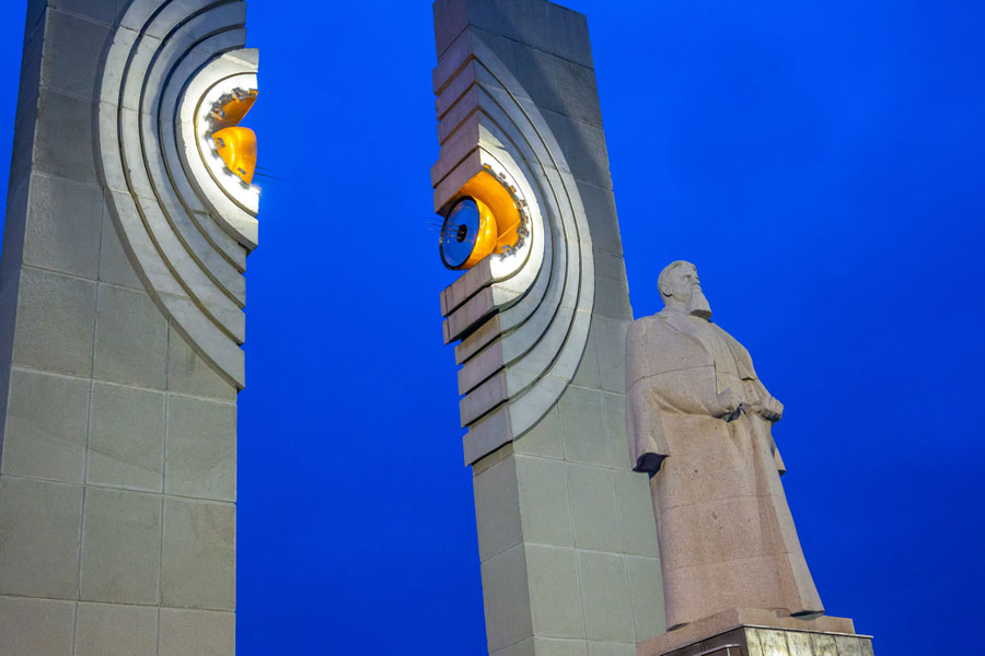 В Челябинске заработала новая подсветка памятника Курчатову
