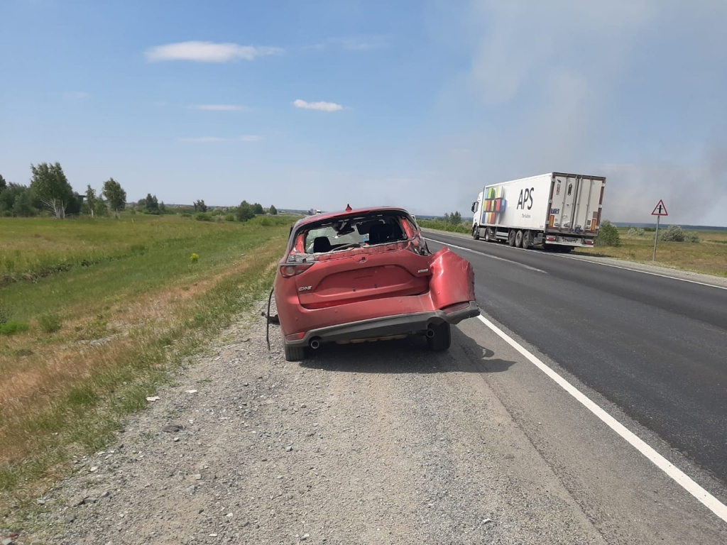 Грузовик перевернулся после ДТП с Mazda на трассе под Челябинском