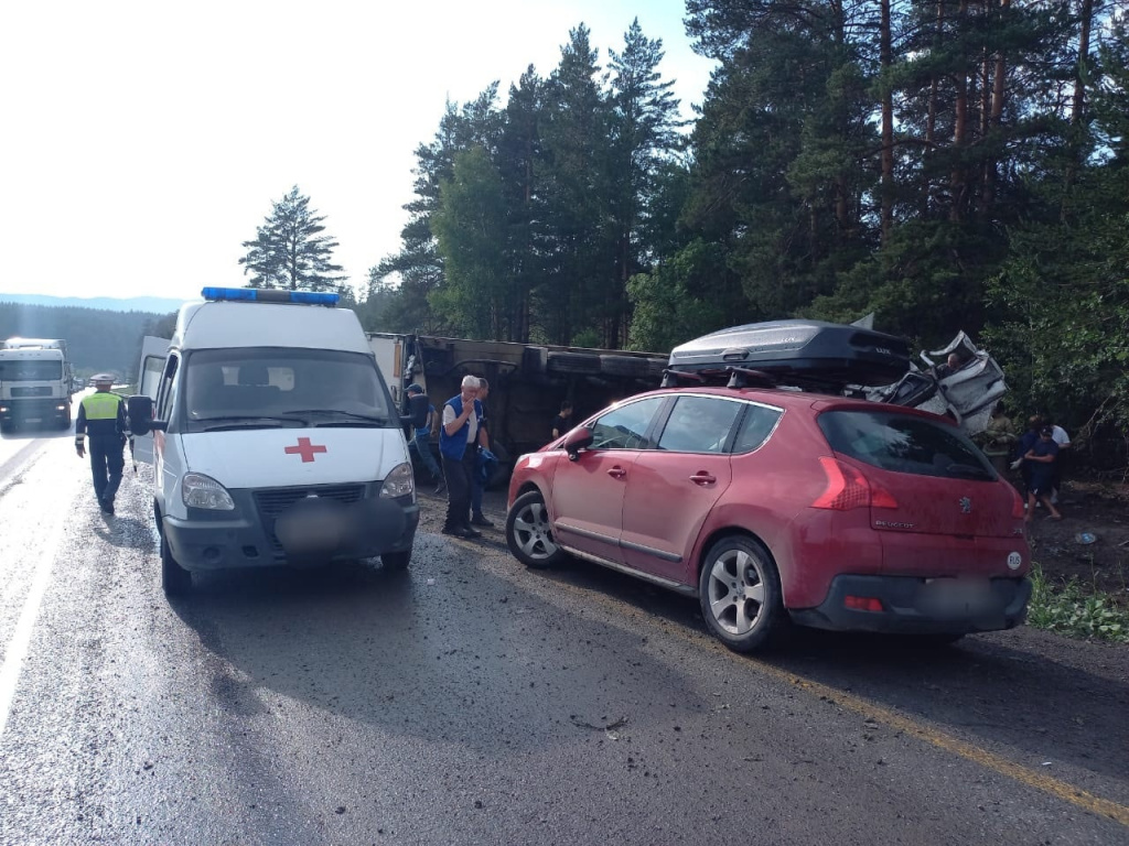 Мужчина погиб после переворота грузовика на М5 в Челябинской области